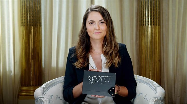 mujer sosteniendo una tarjeta con la palabra "respeto"