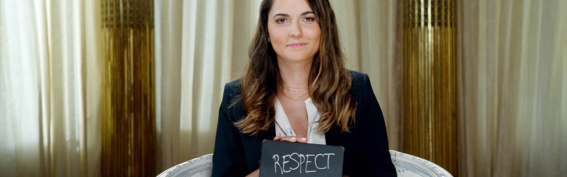 Mujer sujetando cartel con mensaje de respeto