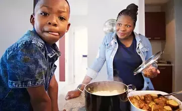 Mamá e hijo cocinando la cena juntos