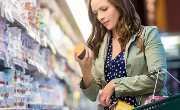 Mujer leyendo etiqueda de un producto