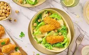 Comida deliciosa servida en la mesa