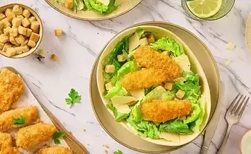 Comida deliciosa servida en la mesa