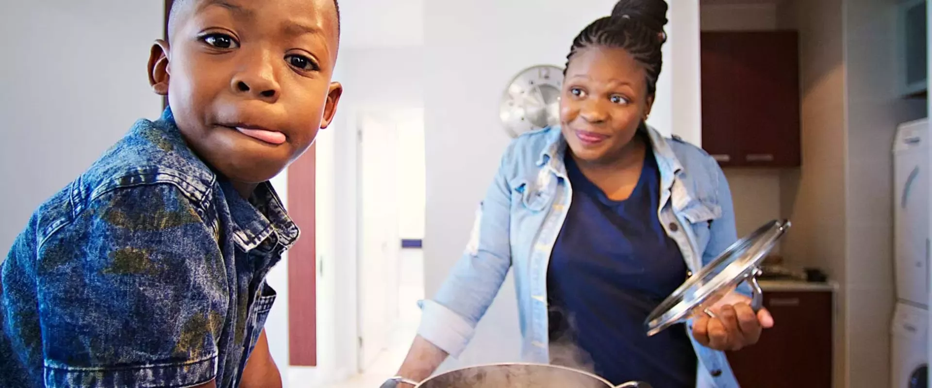 Niño y madre en la cocina mientras se prepara la cena.