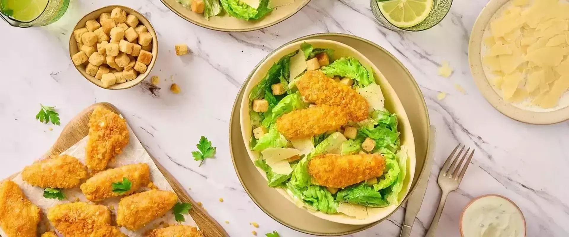 Comida deliciosa servida en la mesa