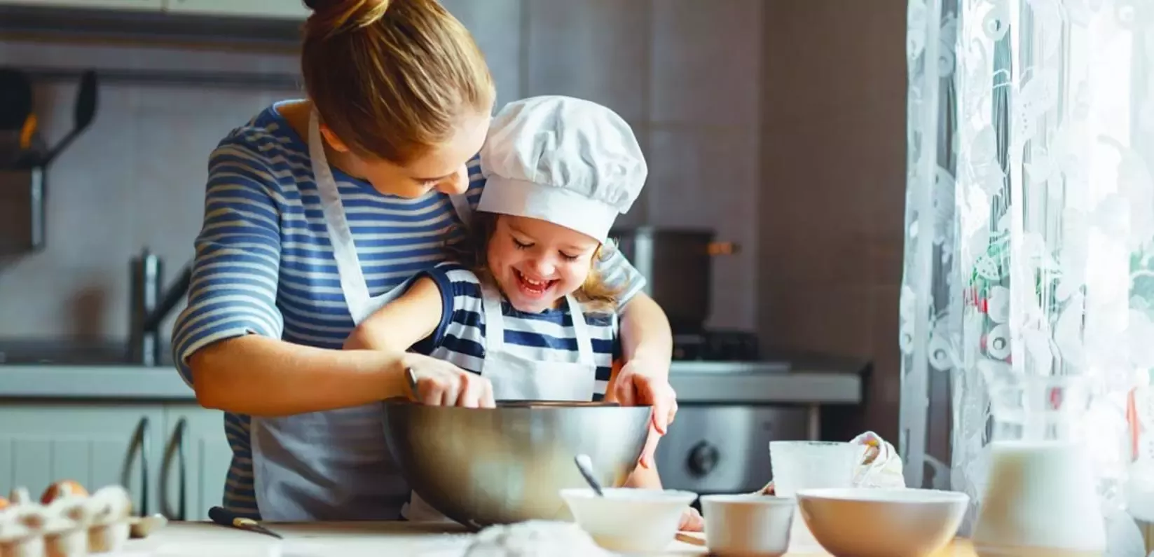 Niño y persona adulta en la cocina