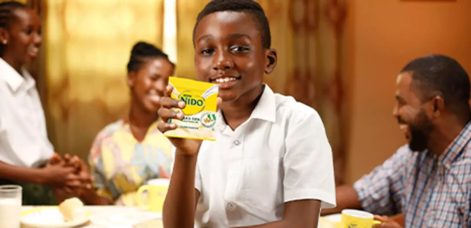 Niño mostrando un pack de Nido